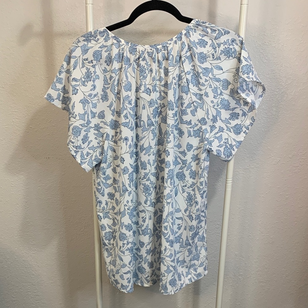 Floral Blue‎ and White Women's Top - Picture 4 of 4